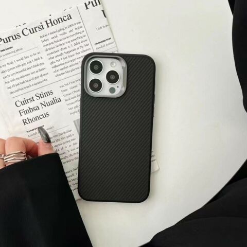 Apple iPhone 14 Kılıf Magsafe Şarj Özellikli Karbon Fiber Görünümlü Patinda Troy Kapak