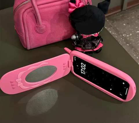 iPhone 14 Pro Max Flip Telefon Figürlü Aynalı Neşeli Silikon